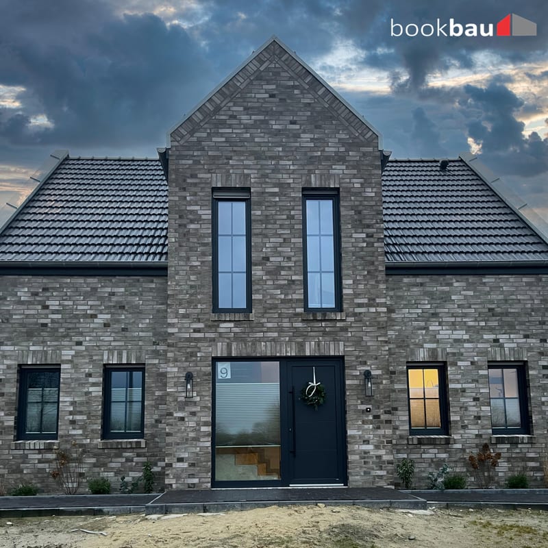 Modernes Einfamilienhaus mit grauem Klinker
