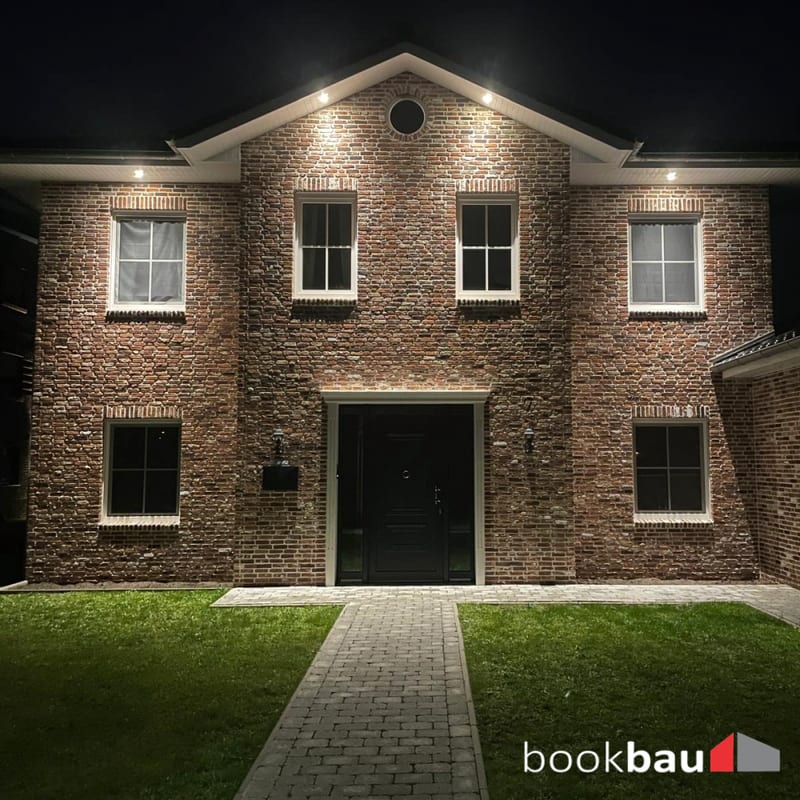 Haus bei Nacht beleuchtet