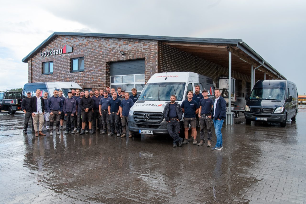 Das Book Bau Team vor der Firmenhalle in Surwold